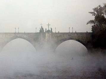 Tajemný Karlův most v ranní mlze.