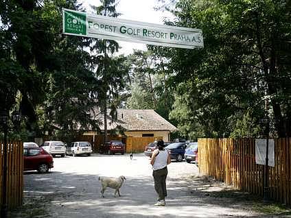 Golfové hřiště akciové společnosti Forest Golf Resort Praha jehož rozšíření bě měla ustoupit část klánovického lesa.