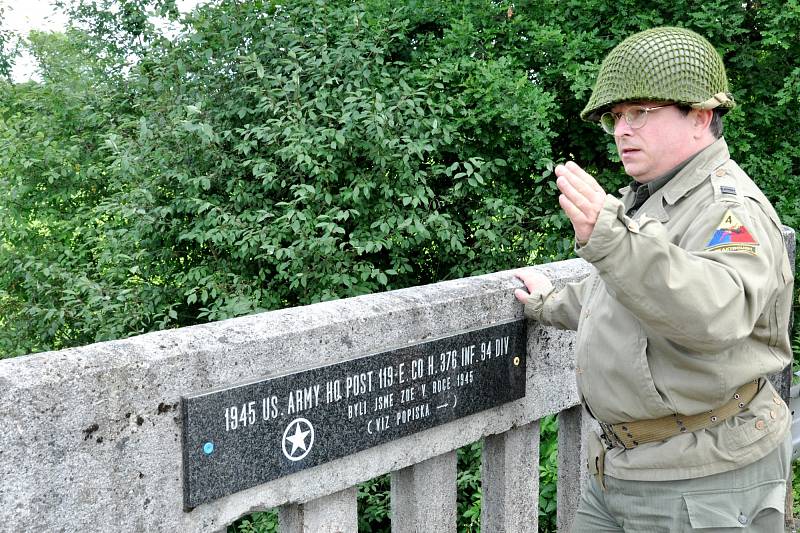 Pamětní tabule na Zátavském mostě připomíná demarkační linii.