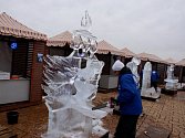Olympijské ledové sochy na střeše Galerie Harfa v Praze.