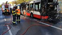 Požár autobusu městské hromadné dopravy ve Weberově ulici v pražském Motole.