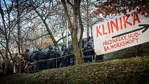 Autonomní sociální centrum Klinika má za sebou první rok fungování  v legálně propůjčené budově na pražském Žižkově.