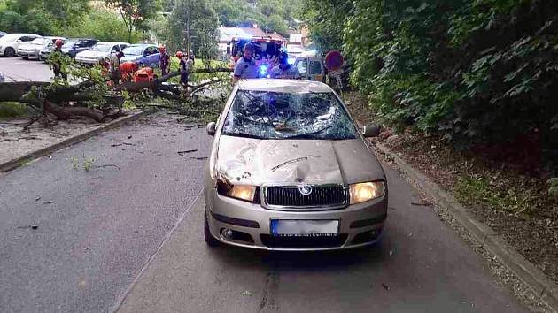 Noční bouřka na sobotu 25. června znovu komplikovala dopravu a voda z vydatného deště zaplavovala sklepy.