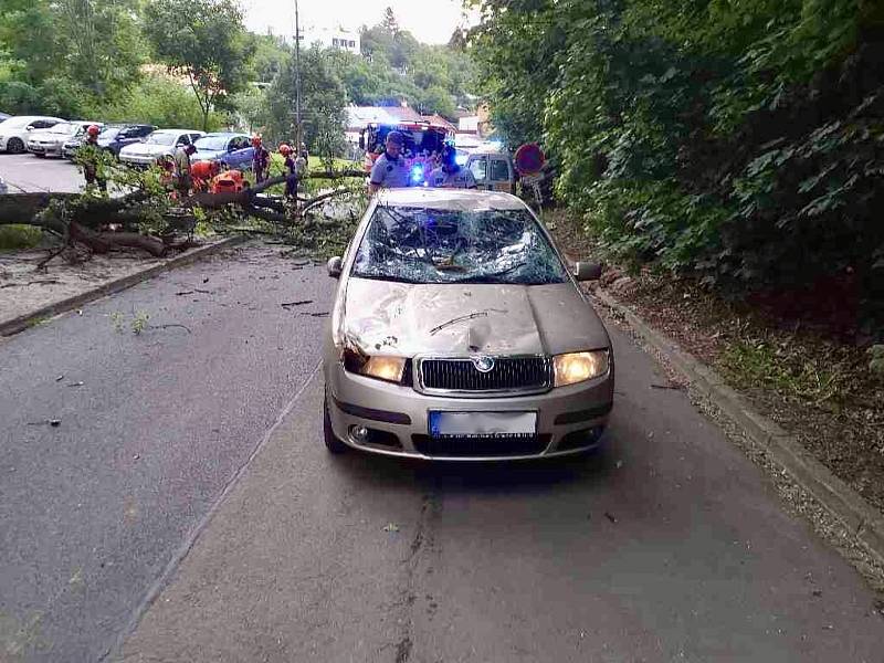 Noční bouřka na sobotu 25. června znovu komplikovala dopravu a voda z vydatného deště zaplavovala sklepy.