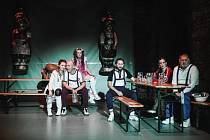 Švandovo divadlo ve čtvrtek večer uvádí předposlední představení komedie Kočkožrouti.