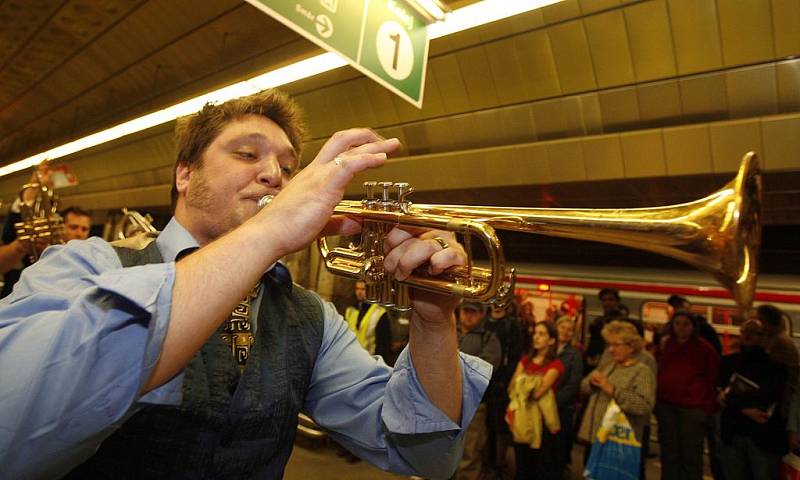 Muzika v metru i na náměstí. Orchestre International du Vetex předvedli Pražanům svůj temperament.