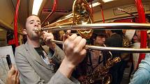 Muzika v metru i na náměstí. Orchestre International du Vetex předvedli Pražanům svůj temperament.