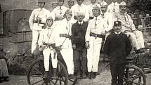 Sbor dobrovolných hasičů v roce 1925. Lysolajský dobrovolný sbor hasičů má tradici už od roku 1892, kdy byl založen. S malými přestávkami funguje dodnes a místní obyvatelé na jeho práci nedají dopustit.