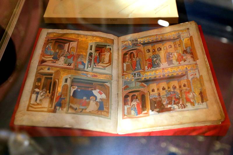 Instalace nejvýznamnějších rukopisů Národní knihovny včetně latinského fragmentu Dalimilovy kroniky a Velislavovy bible.