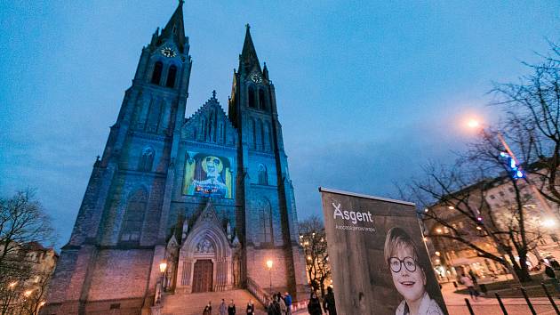 Kostel sv. Ludmily se rozsvítil modře při příležitosti mezinárodního dne Angelmanova syndromu.