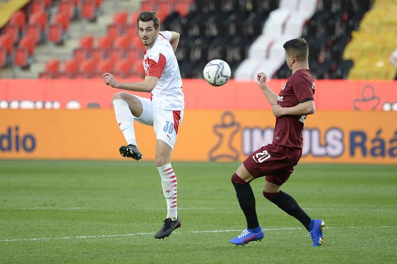 Slávistický obránce Taras Kačaraba je v souboji se sparťanským útočníkem Adama Hložkem v derby, které Slavia vyhrála 2:0.