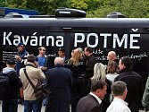 Svou pátou tour 'bez nehod' slavnostně odstartoval autobus Kavárna Potmě v úterý 17. května 2016 na náměstí Jana Palacha v Praze.