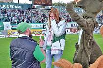 Přímo na trávníku o poločasové přestávce zápasu Bohemians 1905 - Mladá Boleslav požádal fanoušek Honza svou Martinu o ruku. Odpovědí bylo za hlasitého ohlasu tribun „Ano!“