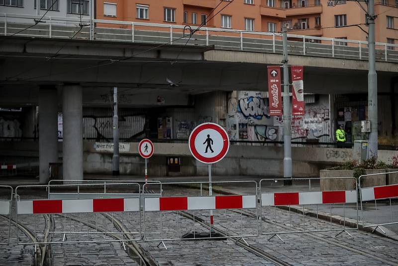 Situace okolo mostu u metra Vltavská 24. října ráno v Praze. TSK most, pod kterým jezdí tramvaje a chodí lidé, uzavřelo z důvodu špatného stavu.