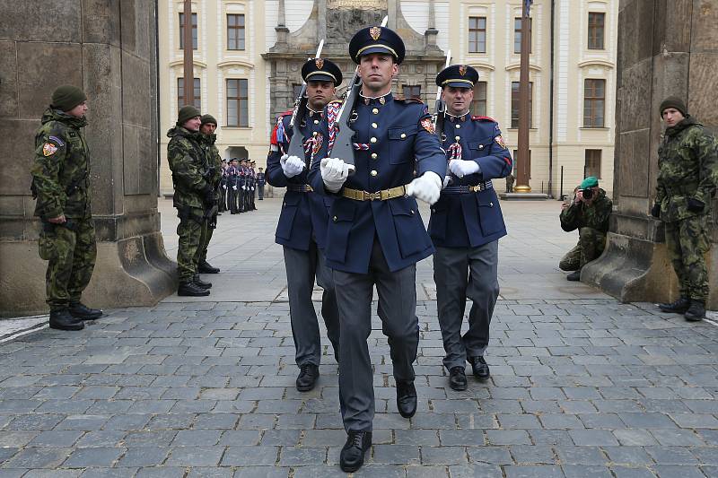 Slavnostní střídání Hradní stráže u příležitosti 103. výročí vzniku samostatného Československa.