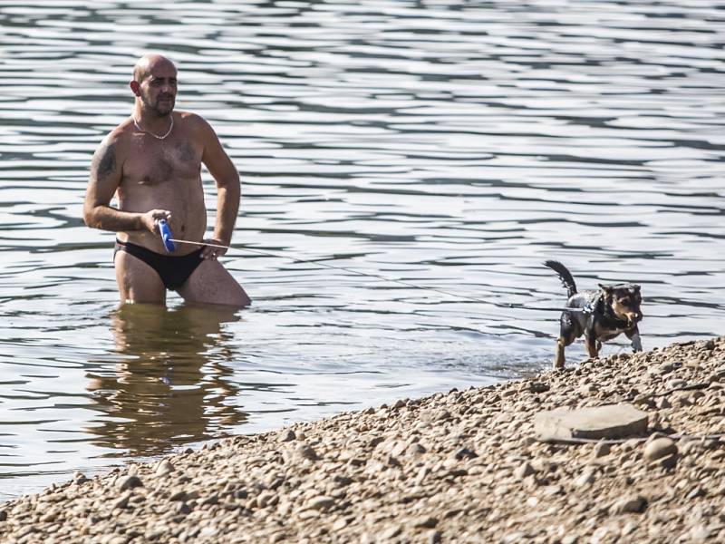 Rekordních teplot si lidé v okolí Prahy užívali třeba koupáním v řece Berounce. 