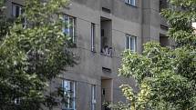 V pražské Strojnické ulici došlo 1. 7. 2020 k požáru a výbuchu v bytě. Hasiči vyhlásili druhý stupeň poplachu a evakuovali obyvatele domů.