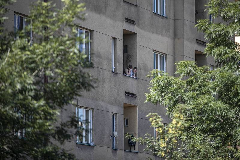 V pražské Strojnické ulici došlo 1. 7. 2020 k požáru a výbuchu v bytě. Hasiči vyhlásili druhý stupeň poplachu a evakuovali obyvatele domů.