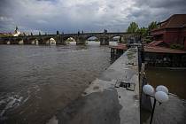 Protipovodňová vrata do Čertovky byla 14. května uzavřena z důvodu zvedání hladiny Vltavy po vydatných deštích.