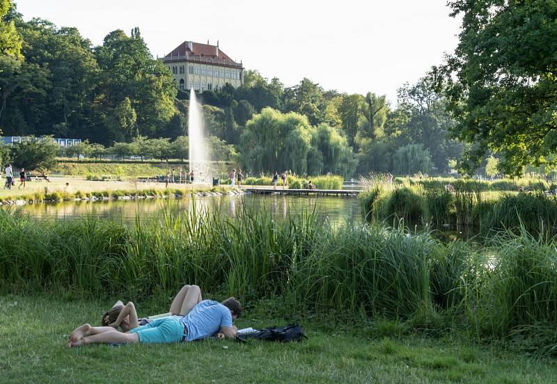 Centrální prostor Královské obory Stromovka v Praze po obnově.