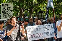 Demonstrace na podporu děkana Národohospodářské fakulty Miroslava Ševčíka, kterou pořádala Akce D.O.S.T. před budovou VŠE.