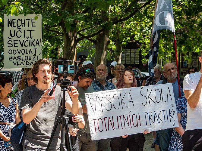 Demonstrace na podporu děkana Národohospodářské fakulty Miroslava Ševčíka, kterou pořádala Akce D.O.S.T. před budovou VŠE.