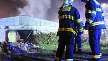 Pražští hasiči v noci ze středu na čtvrtek řešili požár vybydleného objektu i ubytovny, z níž evakuvali stovky osob.