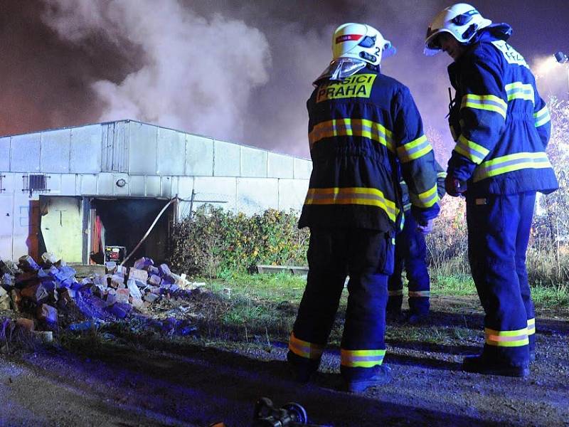 Pražští hasiči v noci ze středu na čtvrtek řešili požár vybydleného objektu i ubytovny, z níž evakuvali stovky osob.