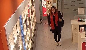 Žena ukradla sluneční brýle v OC Letńany.