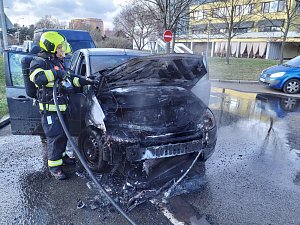 Požár automobilu v Řešovské ulici v Bohnicích.