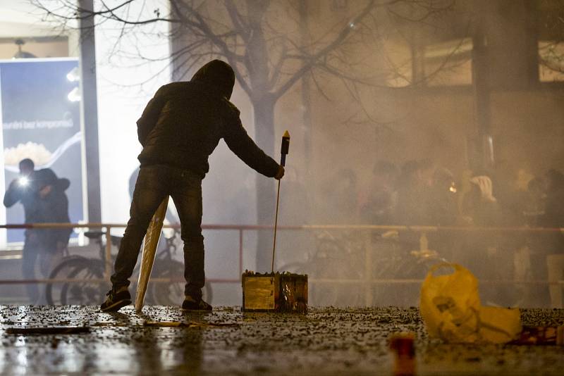 Oslavy nového roku v centru Prahy. Cizinci slavili už od soumraku, Češi si do centra vyšli až před půlnocí.