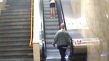 Podezřelý násilník na záznamu kamer v metru.