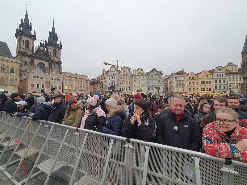 Z předvolební kampaně 'Všichni za pravdu!' na podporu prezidentského kandidáta Petra Pavla na Staroměstském náměstí v Praze. Situace hodinu před začátkem akce.