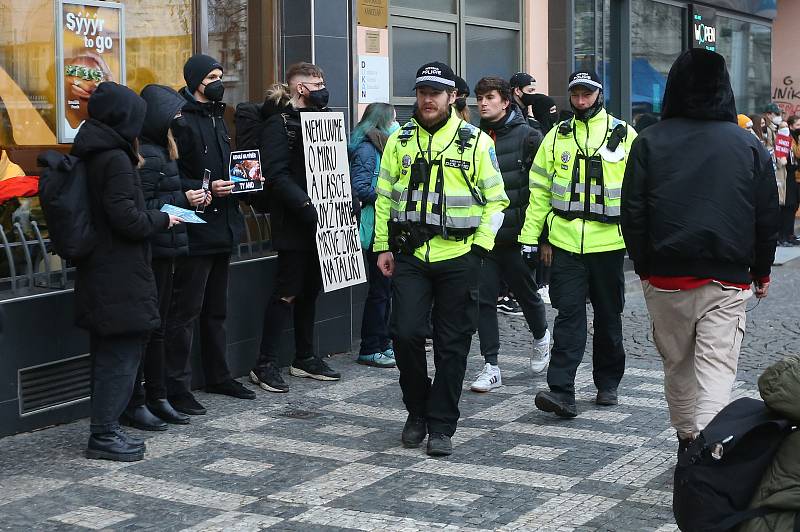 Protestní akce Tichá ulička za kapry, kterou pořádá spolek Zvířata nejíme. Obchodní centrum Nový Smíchov, Praha 5.