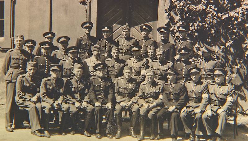 Posádka na Karlově během povstání, plukovník Vejmelka uprostřed dolní řady. Foto: