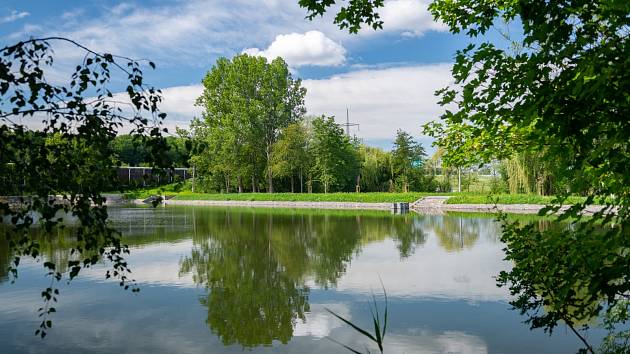 Krajinný park v Ladech na území mezi Biologickým rybníkem, Xaverovským rybníkem a dálnicí D8.