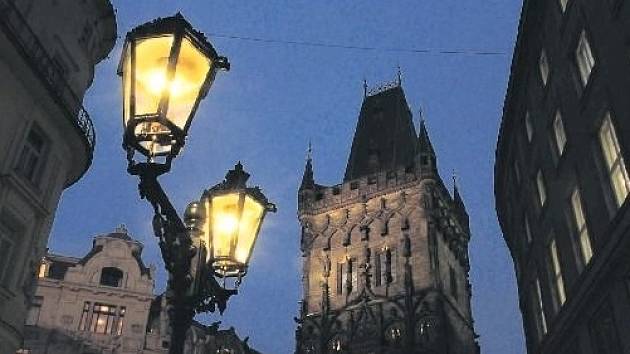 Praha obnovuje v historickém centru kouzlo plynových lamp - Pražský deník