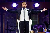 Britský zpěvák Robbie Williams vystoupil v rámci svého turné Swing Both Ways 26. dubna v pražské 02 Areně.