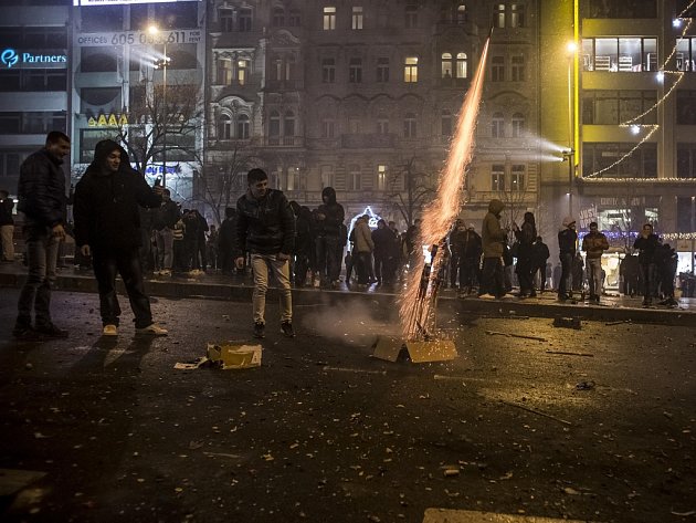 Při oslavách konce roku pyrotechnika zranila osmileté dítě