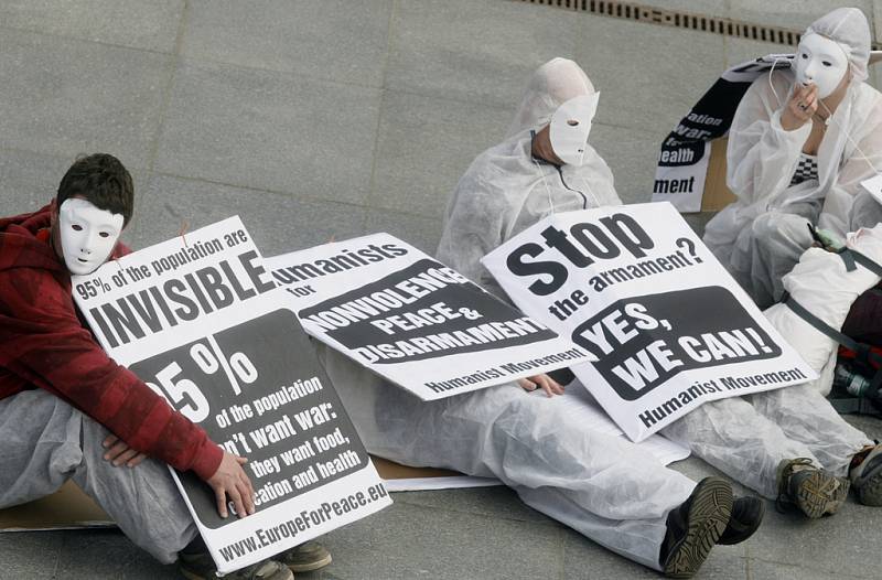 Členové Humanistického hnutí protestovali 5. dubna 2009 v blízkosti Kongresového centra v Praze, kde probíhal Summit EU-USA za účasti amerického prezidenta Baracka Obamy, proti stavbě amerického radaru na našem území a jadernému zbrojení.