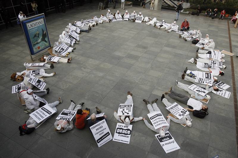 Členové Humanistického hnutí protestovali 5. dubna 2009 v blízkosti Kongresového centra v Praze, kde probíhal Summit EU-USA za účasti amerického prezidenta Baracka Obamy, proti stavbě amerického radaru na našem území a jadernému zbrojení.