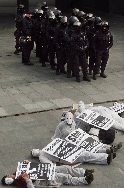 Členové Humanistického hnutí protestovali 5. dubna 2009 v blízkosti Kongresového centra v Praze, kde probíhal Summit EU-USA za účasti amerického prezidenta Baracka Obamy, proti stavbě amerického radaru na našem území a jadernému zbrojení.