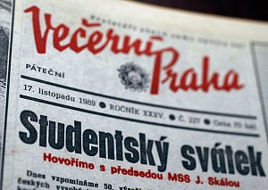 TO JEŠTĚ NETUŠILI... (Část titulní strany Večerní Prahy ze dne 17. listopadu 1989.)