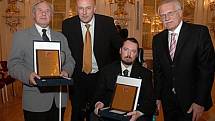 Viktor Dudr (vlevo) se se svým handicapem vyrovnal a stal se uznávaným a oceňovaným odborníkem na problematiku odstraňování architektonických bariér pro nevidomé. 