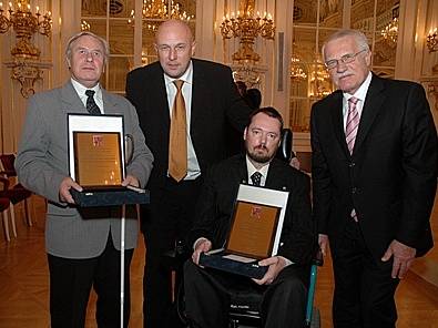 Viktor Dudr (vlevo) se se svým handicapem vyrovnal a stal se uznávaným a oceňovaným odborníkem na problematiku odstraňování architektonických bariér pro nevidomé. 