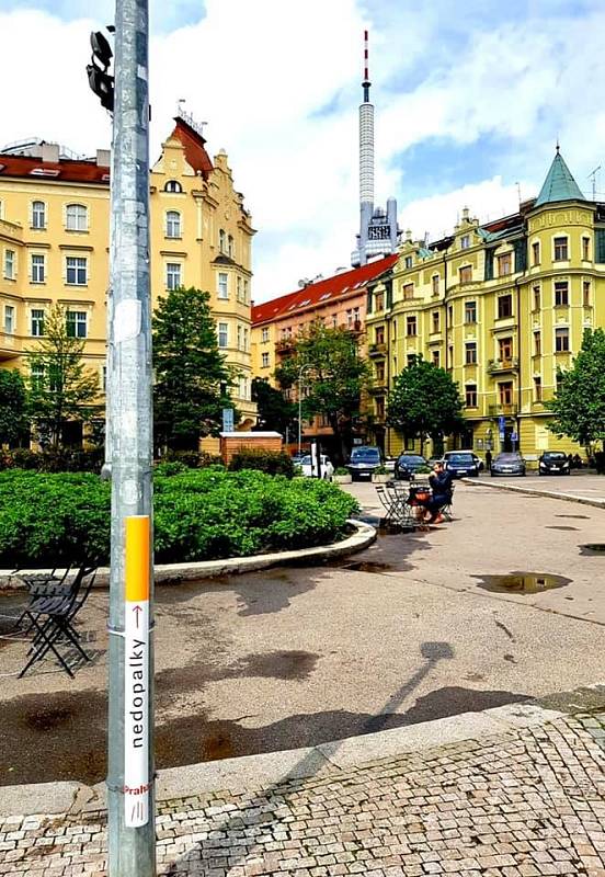 Praha 3 v rámci kampaně Žižkov není šiškov ani popelníček nainstalovala do ulic koše na nedopalky ve tvaru cigarety.