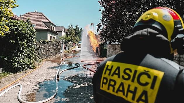 Požár plynového rozvaděče na Praze-Vinoř.
