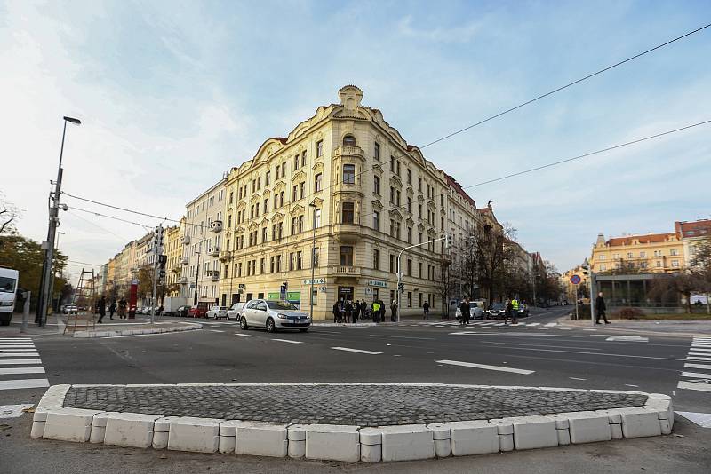 Do zkušebního provozu byla na náměstí Jiřího z Poděbrad v Praze uvedena světelná křižovatka s novými přechody pro chodce.