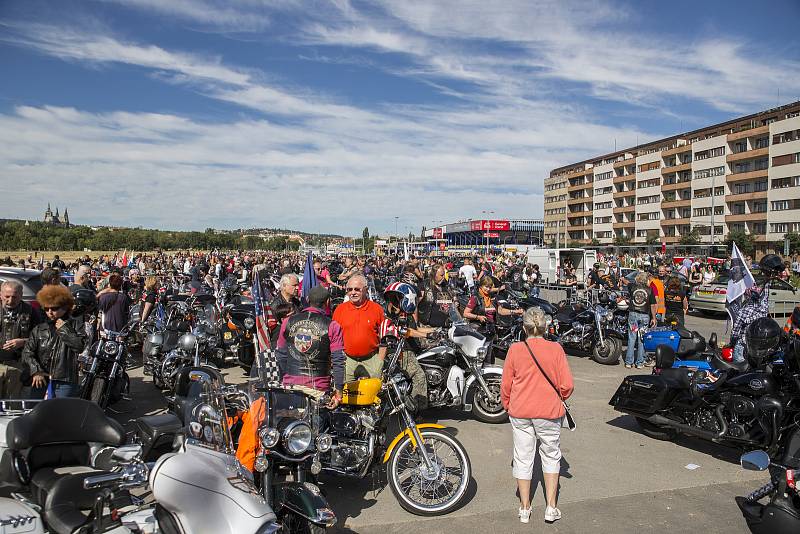 Spanilá jízda Harley Davidson Prahou.