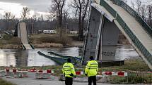 U Trojského zámku v Praze se 2. prosince odpoledne zřítila do Vltavy betonová lávka pro pěší. Podle informací záchranářů se při pádu zranili čtyři lidé. Snímek je ze 3. prosince.